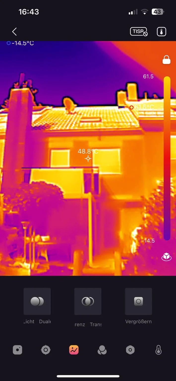 Thermografische Aufnahme eines Gebäudes mit Temperaturanzeige